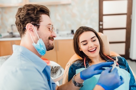 A dental hygienist consulting with theirpatient and teaching them.